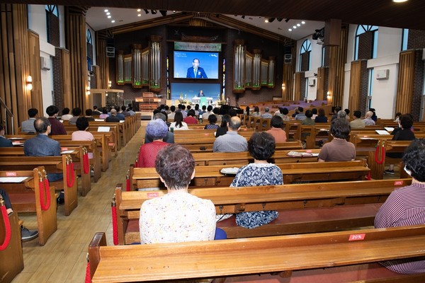 설교하는 정영택 목사(사진 빛과소금교회 제공)