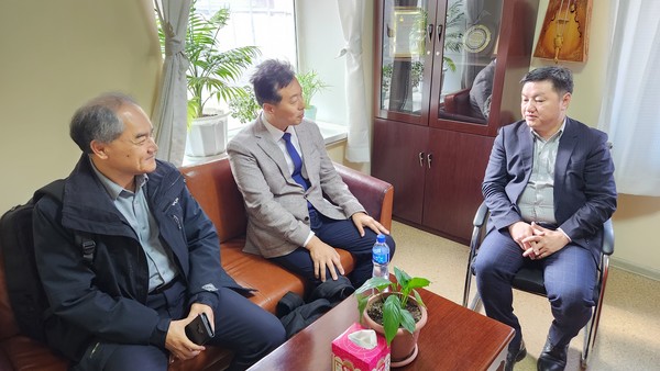 몽골연합신학교 롭상검브 학장(사진 좌측)과 대화하는 양형주 목사(사진 가운뎨)와 이대학 선교사
