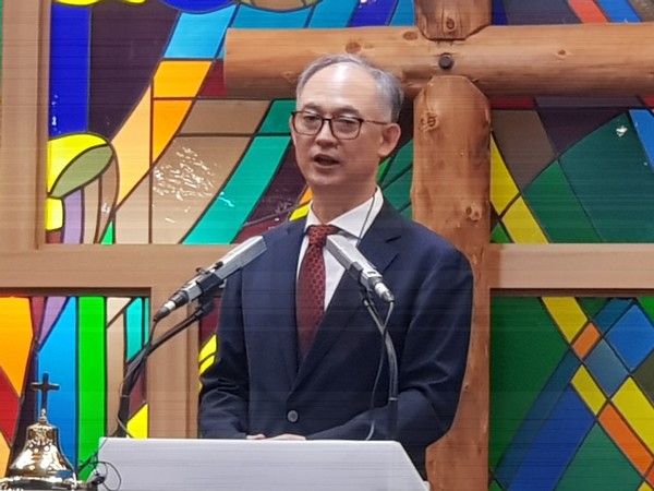 개회예배에서 최근 발간한 '한국기독교의 이단 규정과 평가'를 설명하는 유영권 협회장