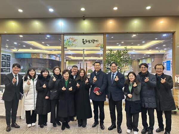 이단대처 특강을 진행한 후 기념촬영한 곽승현 위임목사(오른쪽에서 네 번째)와 양형주 목사(오른쪽에서 다섯번째)