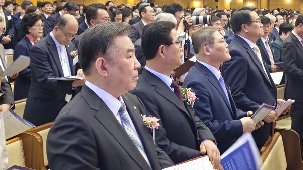 이날 예배 중에 ‘국민 대통합을 위한 성명’도 발표했다.