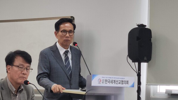 기자간담회의 취지를 설명하는 진용식 목사