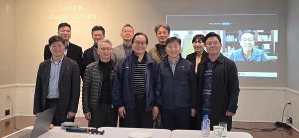 미국 뉴저지 글로벌비전교회에서 열린 세계전문인선교회 정책이사회에서 김기석 정책이사장(앞줄 오른쪽 두번째)과 김은범 신임 정책이사장(앞줄 왼쪽 두번째) 등 정책이사들이 기념사진을 촬영하고 있다.