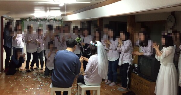 '오늘부터 저희는 목사님 거 맞죠', '여기 있는 모두다 목사님과 함께 새예루살렘에서 함께 해주실 거 맞죠?'라고 묻는 여신도의 질문에 조 교주가 '네'라고 답하자 환호하는 신도들의 모습. 이들은 이 순간을 혼인잔치라고 불렀다(2017년 4월경). 조종성 교주의 여신도 '애인화 작업'의 결과라 할 수 있다. 